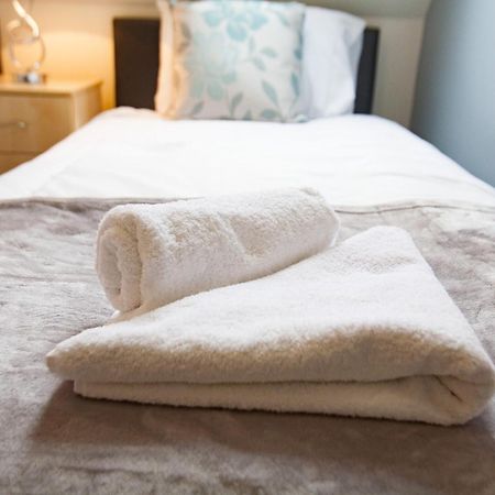 Comfortable Swindon Town Centre Apartments, Free Parking, Sleeps Up To 8 Bagian luar foto