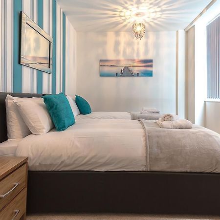 Comfortable Swindon Town Centre Apartments, Free Parking, Sleeps Up To 8 Bagian luar foto