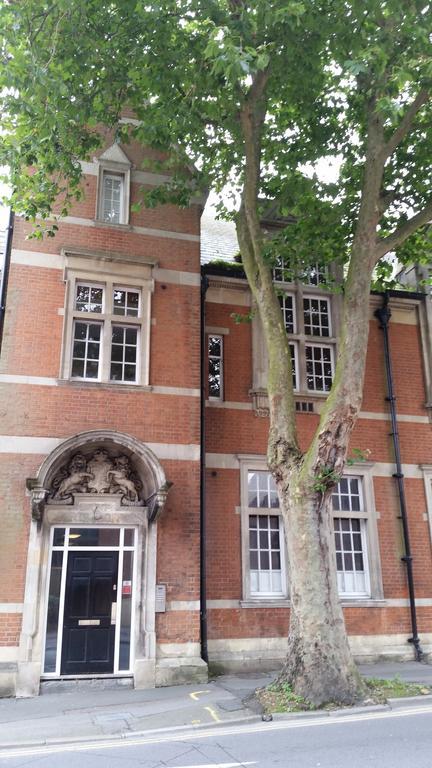 Comfortable Swindon Town Centre Apartments, Free Parking, Sleeps Up To 8 Ruang foto
