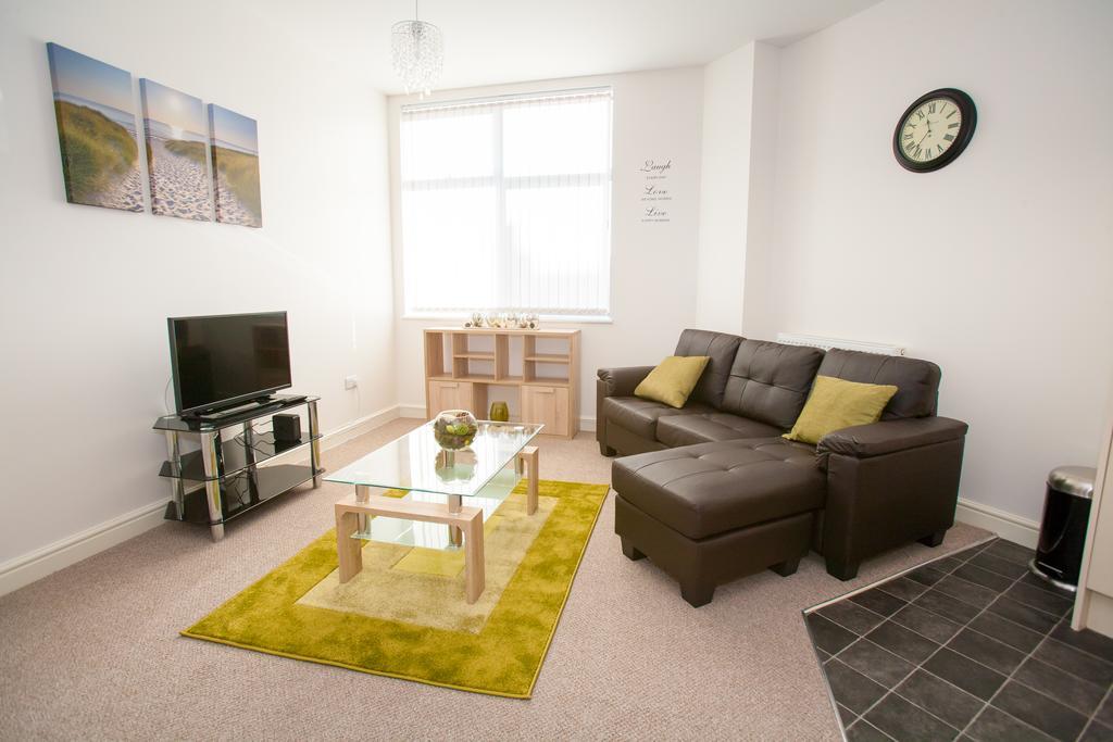 Comfortable Swindon Town Centre Apartments, Free Parking, Sleeps Up To 8 Ruang foto