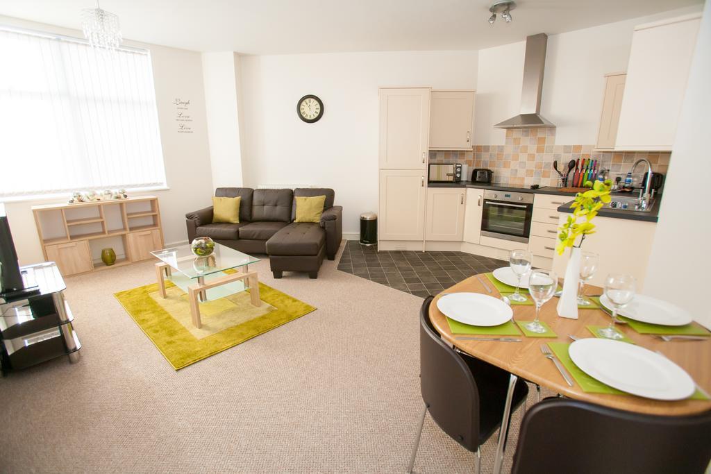 Comfortable Swindon Town Centre Apartments, Free Parking, Sleeps Up To 8 Ruang foto
