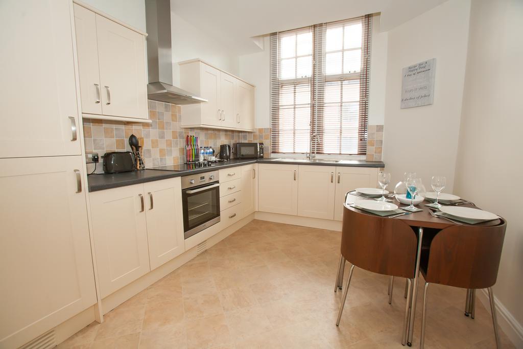 Comfortable Swindon Town Centre Apartments, Free Parking, Sleeps Up To 8 Bagian luar foto
