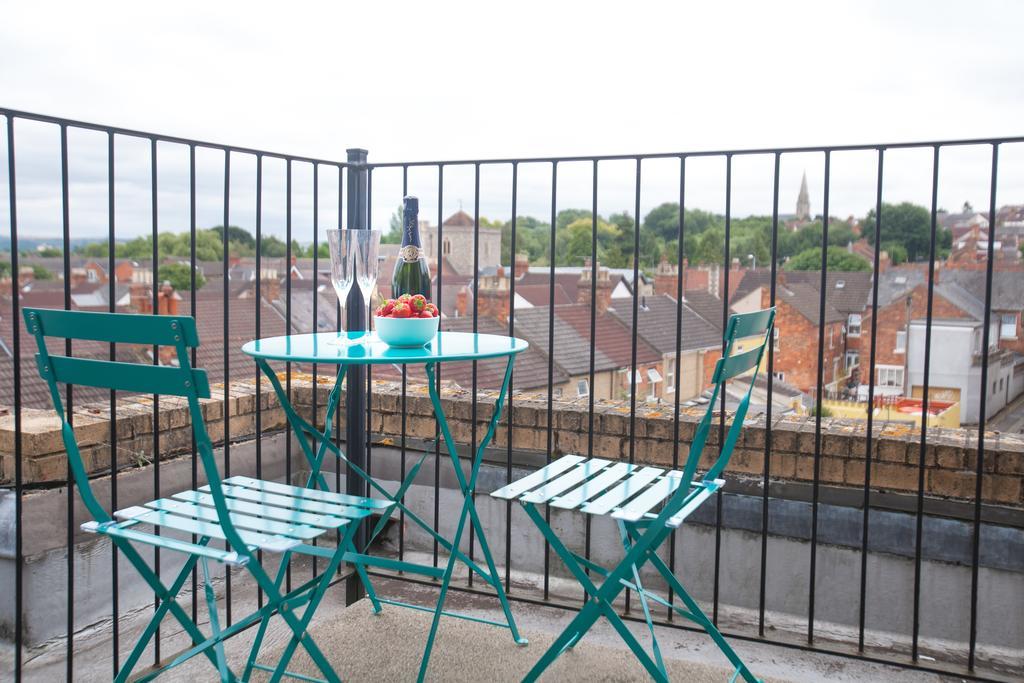 Comfortable Swindon Town Centre Apartments, Free Parking, Sleeps Up To 8 Bagian luar foto
