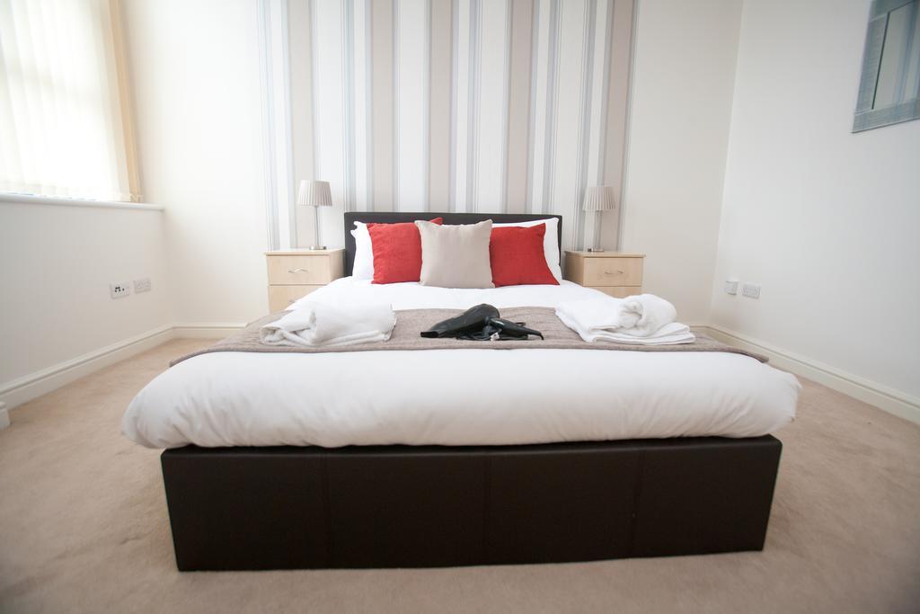 Comfortable Swindon Town Centre Apartments, Free Parking, Sleeps Up To 8 Bagian luar foto