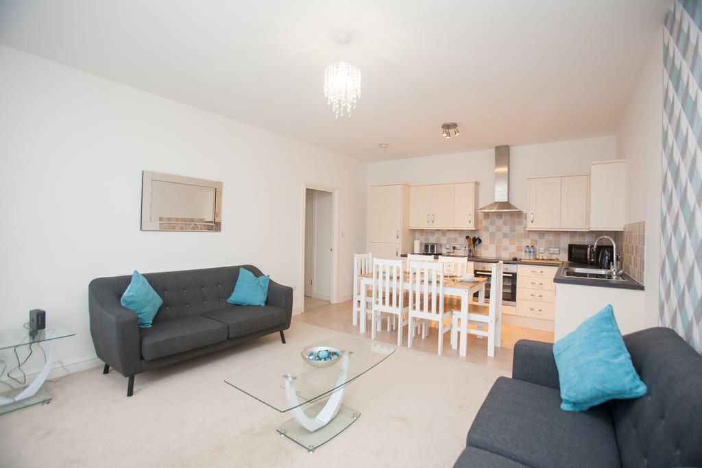Comfortable Swindon Town Centre Apartments, Free Parking, Sleeps Up To 8 Bagian luar foto