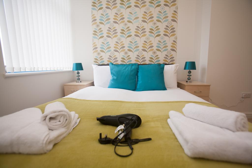 Comfortable Swindon Town Centre Apartments, Free Parking, Sleeps Up To 8 Bagian luar foto