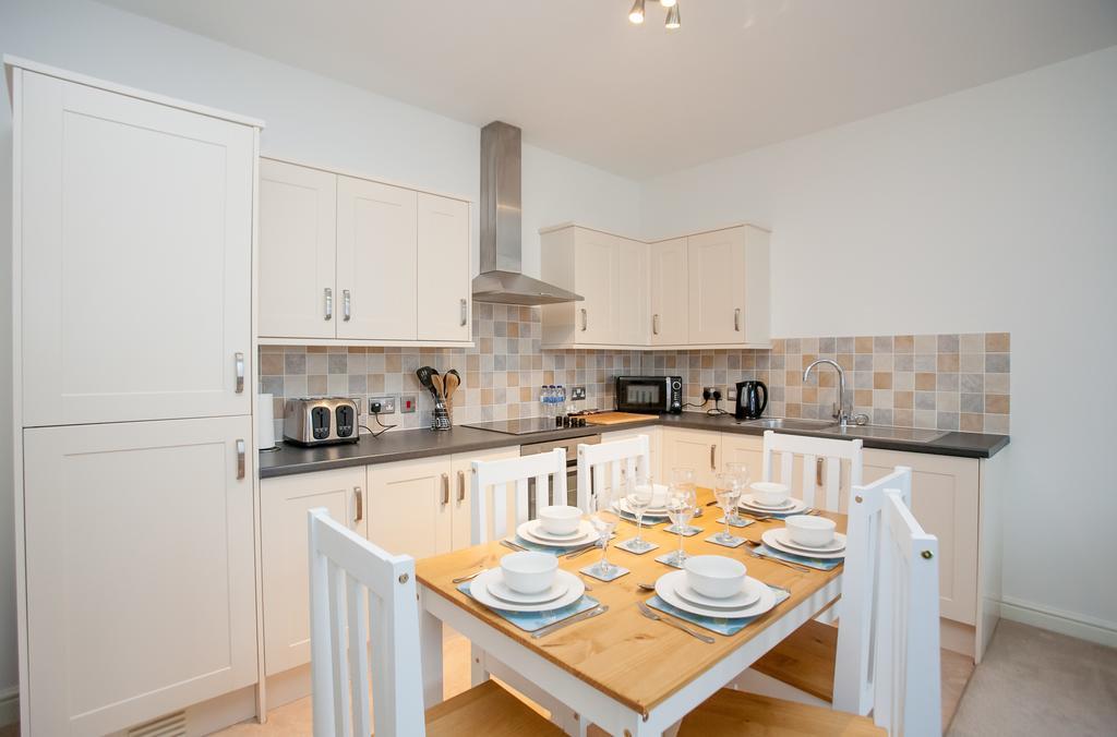 Comfortable Swindon Town Centre Apartments, Free Parking, Sleeps Up To 8 Bagian luar foto