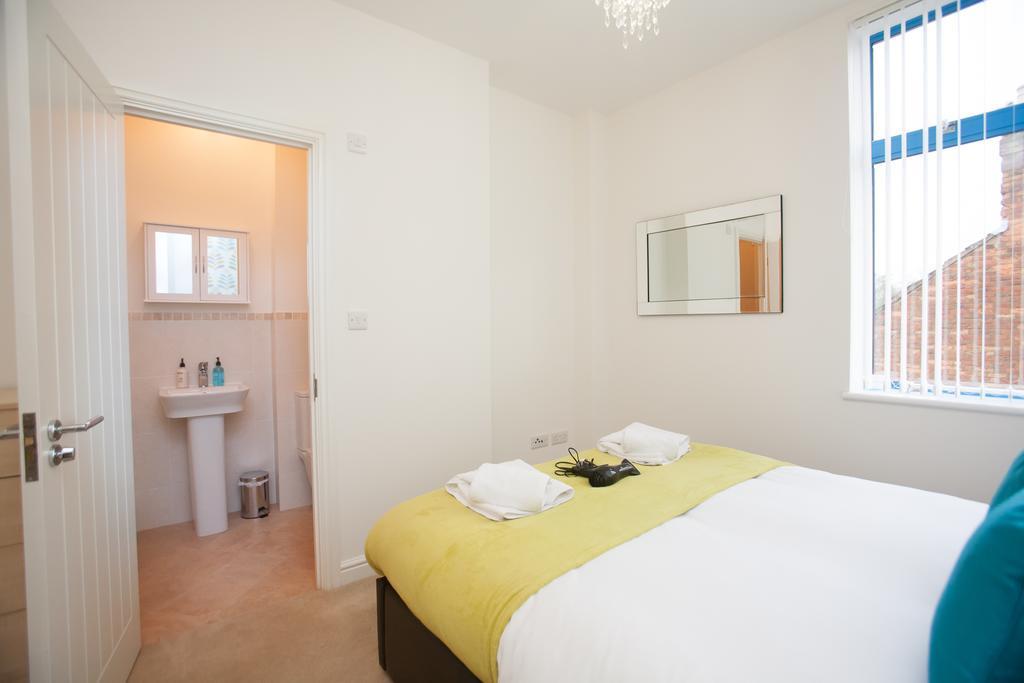 Comfortable Swindon Town Centre Apartments, Free Parking, Sleeps Up To 8 Bagian luar foto