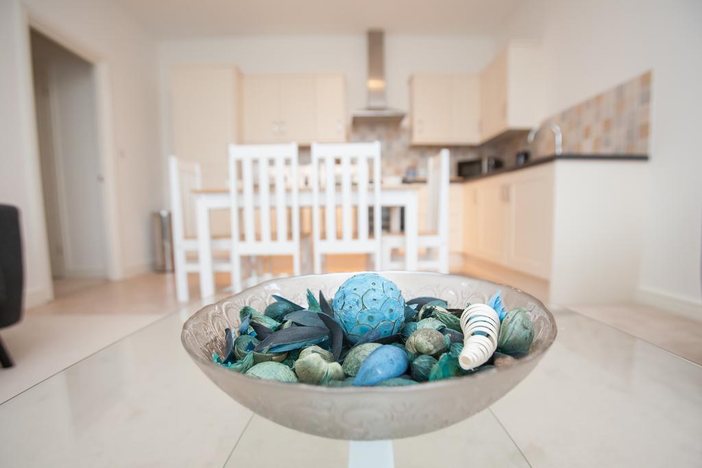 Comfortable Swindon Town Centre Apartments, Free Parking, Sleeps Up To 8 Bagian luar foto