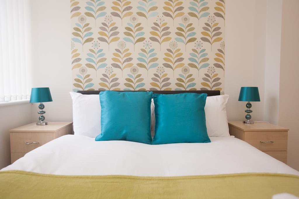 Comfortable Swindon Town Centre Apartments, Free Parking, Sleeps Up To 8 Bagian luar foto