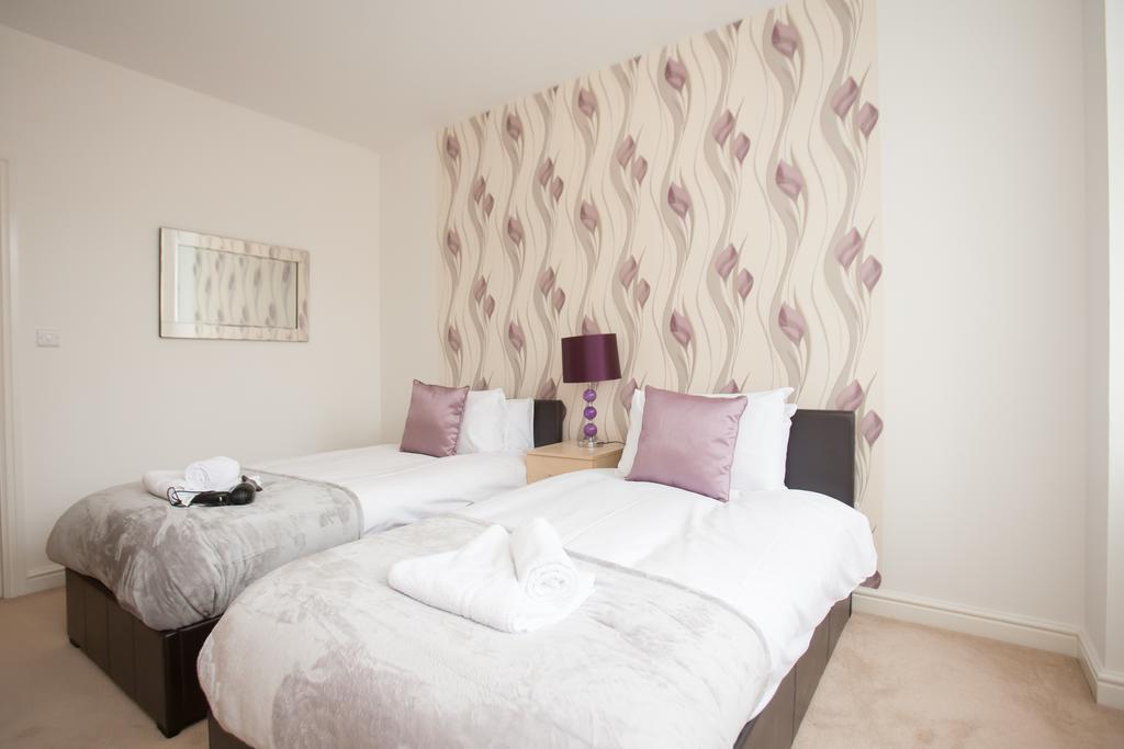 Comfortable Swindon Town Centre Apartments, Free Parking, Sleeps Up To 8 Bagian luar foto