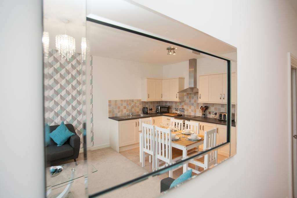 Comfortable Swindon Town Centre Apartments, Free Parking, Sleeps Up To 8 Bagian luar foto