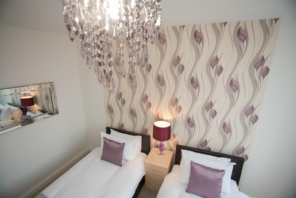 Comfortable Swindon Town Centre Apartments, Free Parking, Sleeps Up To 8 Bagian luar foto
