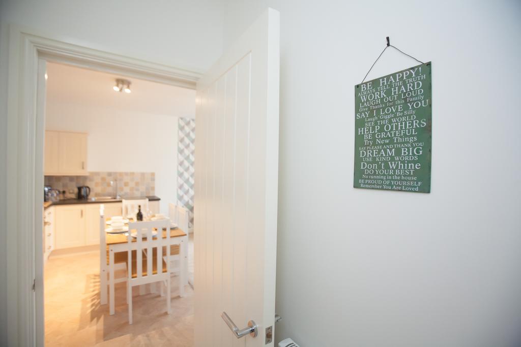 Comfortable Swindon Town Centre Apartments, Free Parking, Sleeps Up To 8 Bagian luar foto