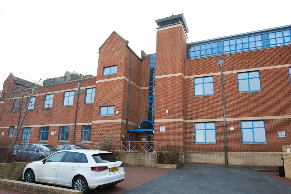 Comfortable Swindon Town Centre Apartments, Free Parking, Sleeps Up To 8 Bagian luar foto
