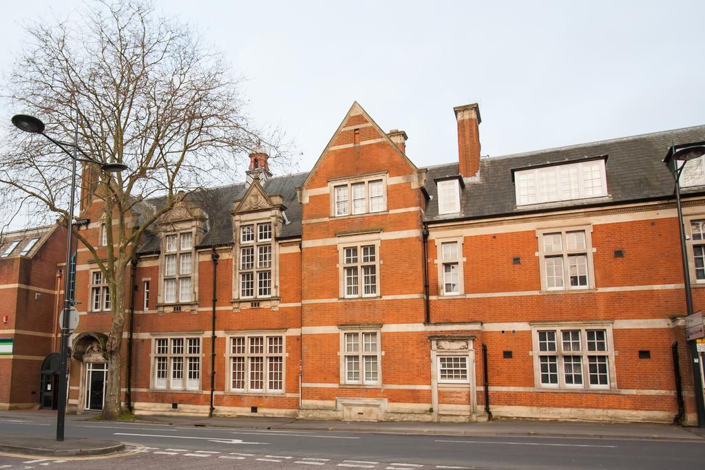 Comfortable Swindon Town Centre Apartments, Free Parking, Sleeps Up To 8 Bagian luar foto