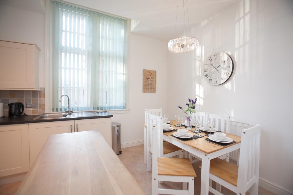 Comfortable Swindon Town Centre Apartments, Free Parking, Sleeps Up To 8 Bagian luar foto