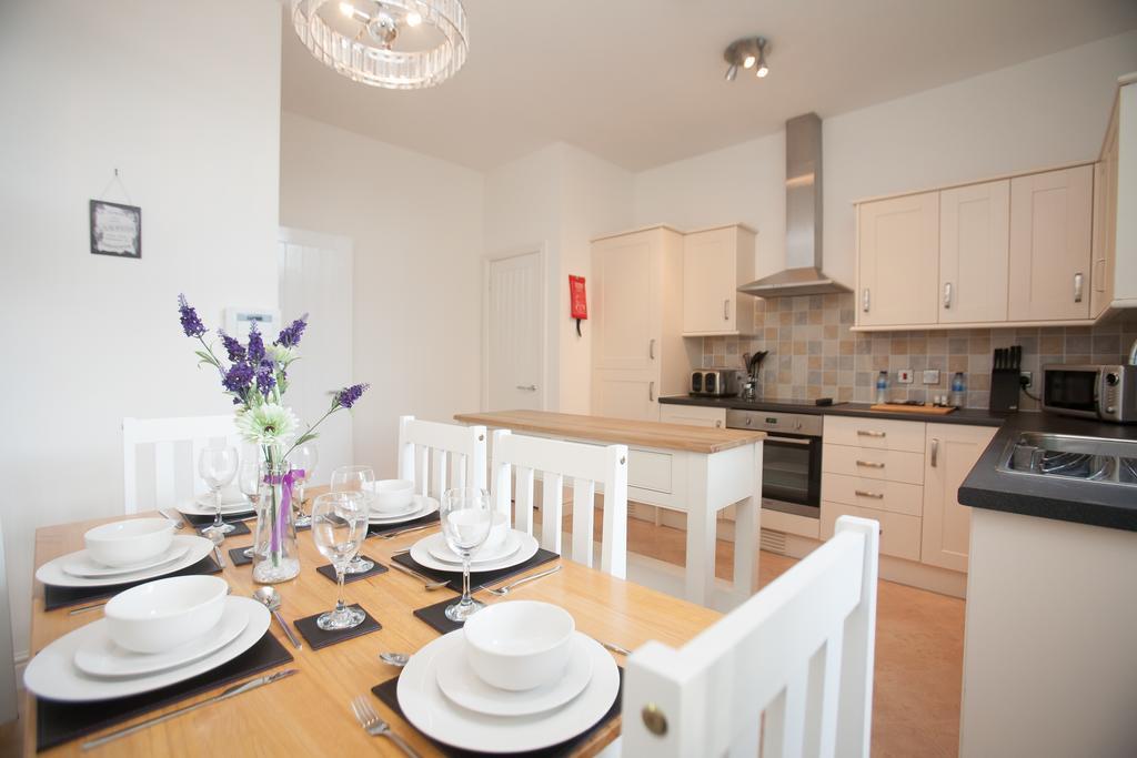Comfortable Swindon Town Centre Apartments, Free Parking, Sleeps Up To 8 Bagian luar foto
