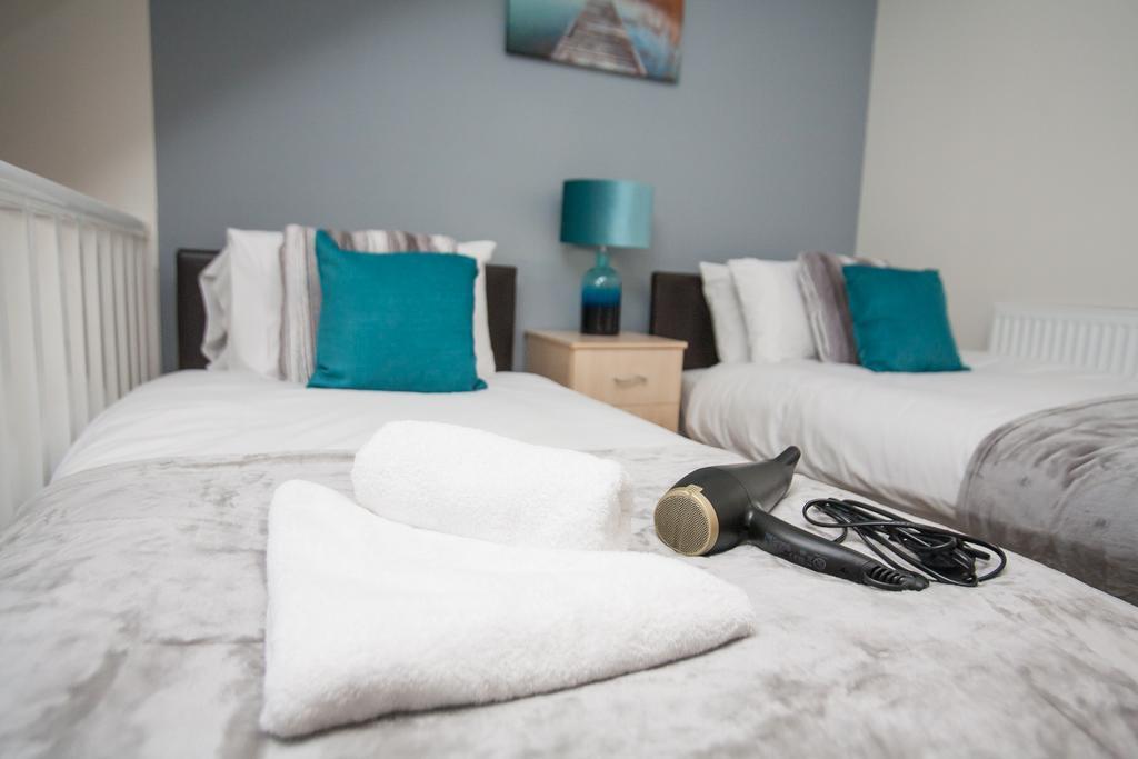 Comfortable Swindon Town Centre Apartments, Free Parking, Sleeps Up To 8 Bagian luar foto