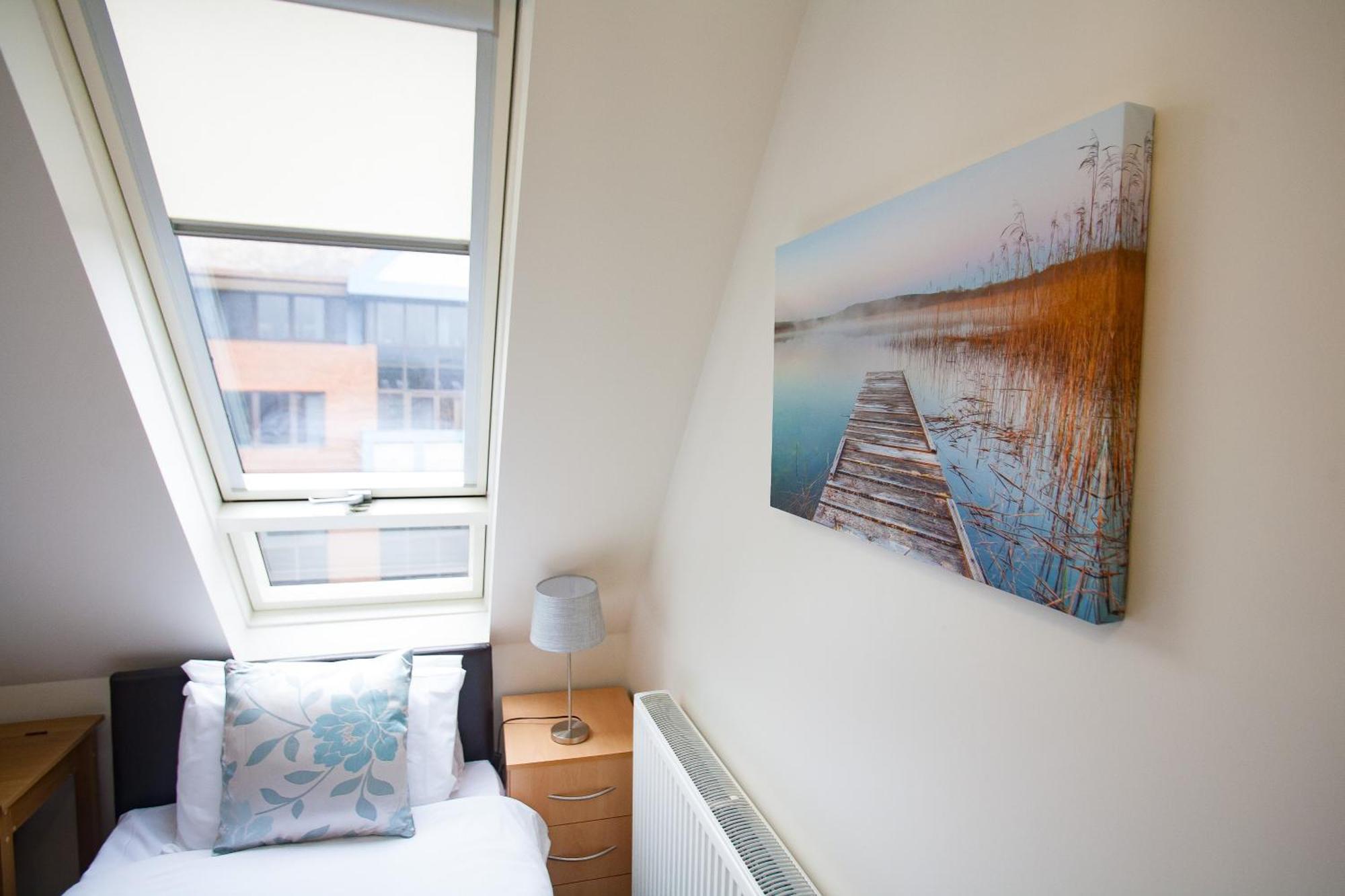 Comfortable Swindon Town Centre Apartments, Free Parking, Sleeps Up To 8 Bagian luar foto