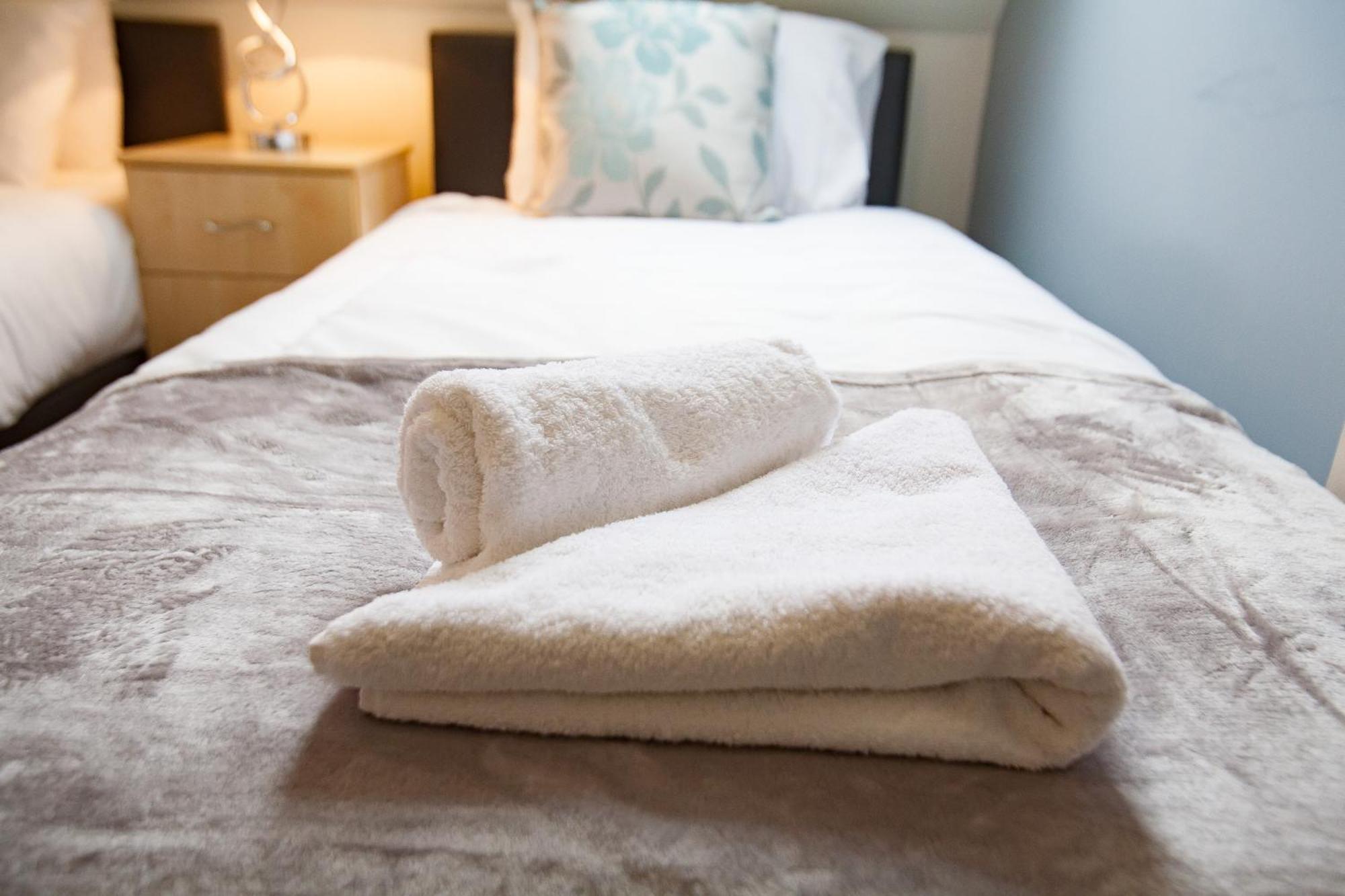 Comfortable Swindon Town Centre Apartments, Free Parking, Sleeps Up To 8 Bagian luar foto