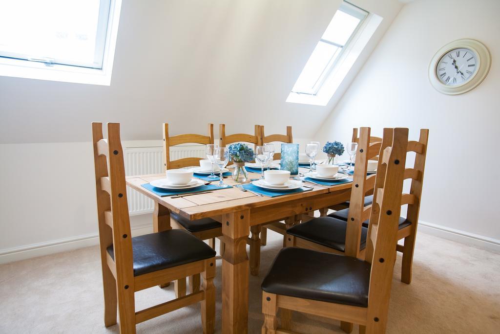 Comfortable Swindon Town Centre Apartments, Free Parking, Sleeps Up To 8 Bagian luar foto