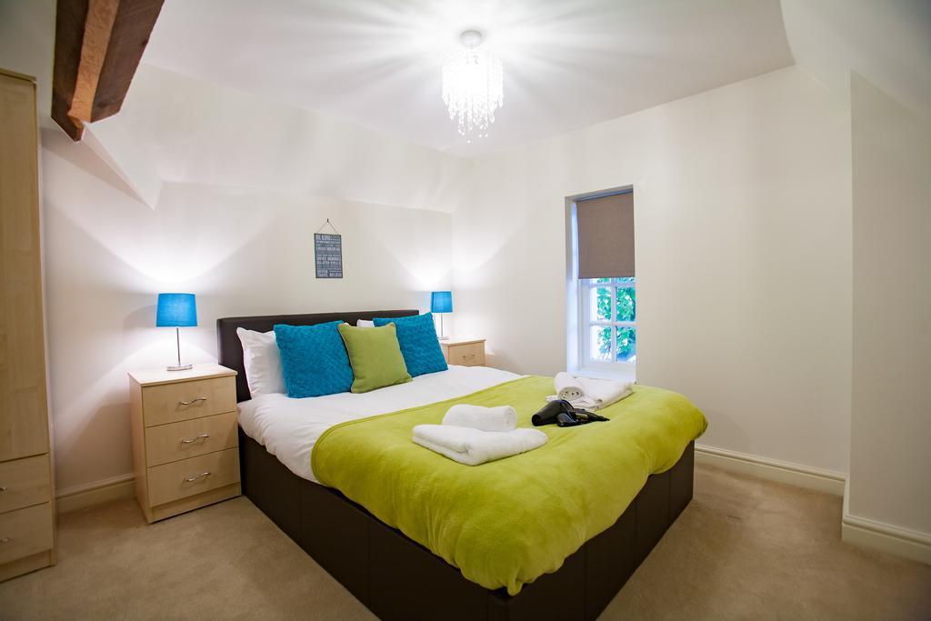 Comfortable Swindon Town Centre Apartments, Free Parking, Sleeps Up To 8 Bagian luar foto
