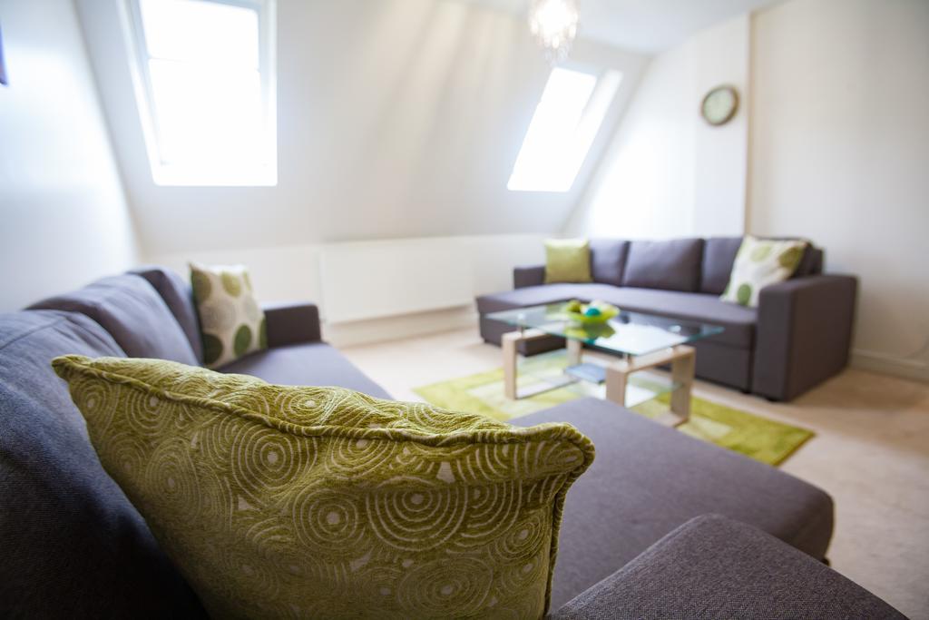 Comfortable Swindon Town Centre Apartments, Free Parking, Sleeps Up To 8 Bagian luar foto