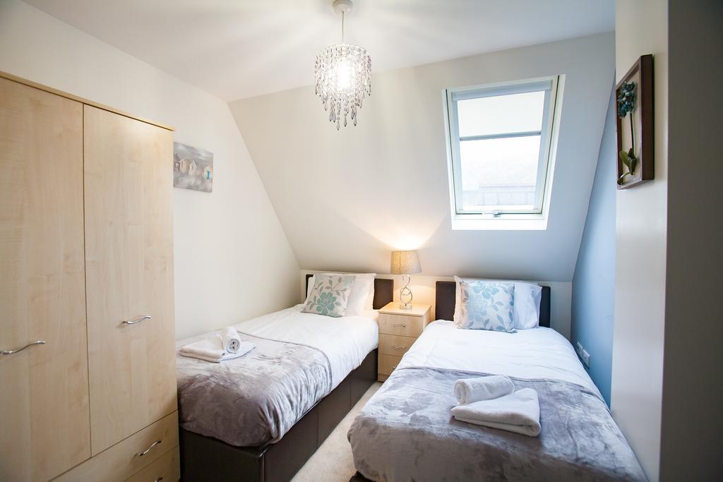 Comfortable Swindon Town Centre Apartments, Free Parking, Sleeps Up To 8 Bagian luar foto