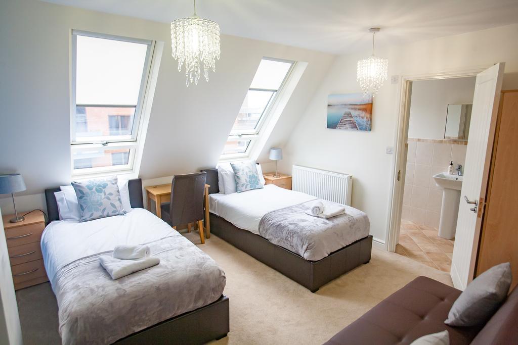 Comfortable Swindon Town Centre Apartments, Free Parking, Sleeps Up To 8 Bagian luar foto