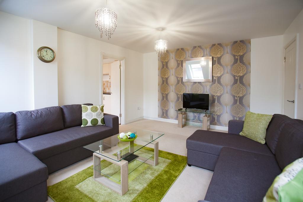 Comfortable Swindon Town Centre Apartments, Free Parking, Sleeps Up To 8 Bagian luar foto