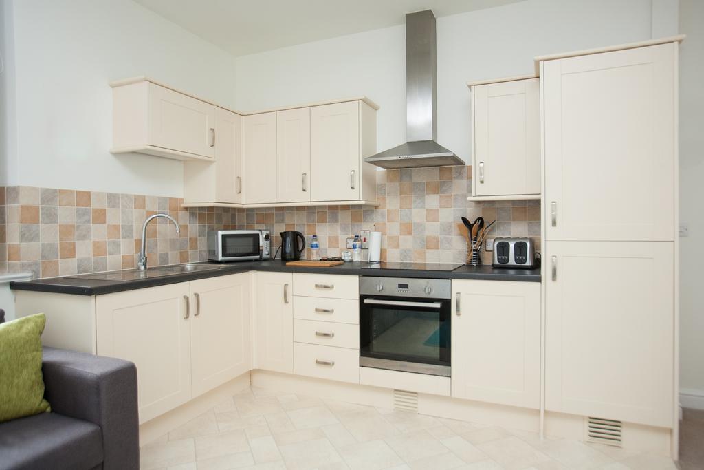Comfortable Swindon Town Centre Apartments, Free Parking, Sleeps Up To 8 Bagian luar foto