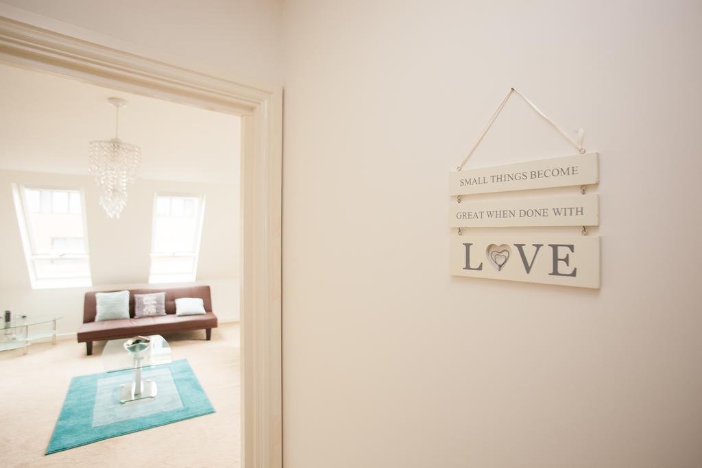 Comfortable Swindon Town Centre Apartments, Free Parking, Sleeps Up To 8 Bagian luar foto
