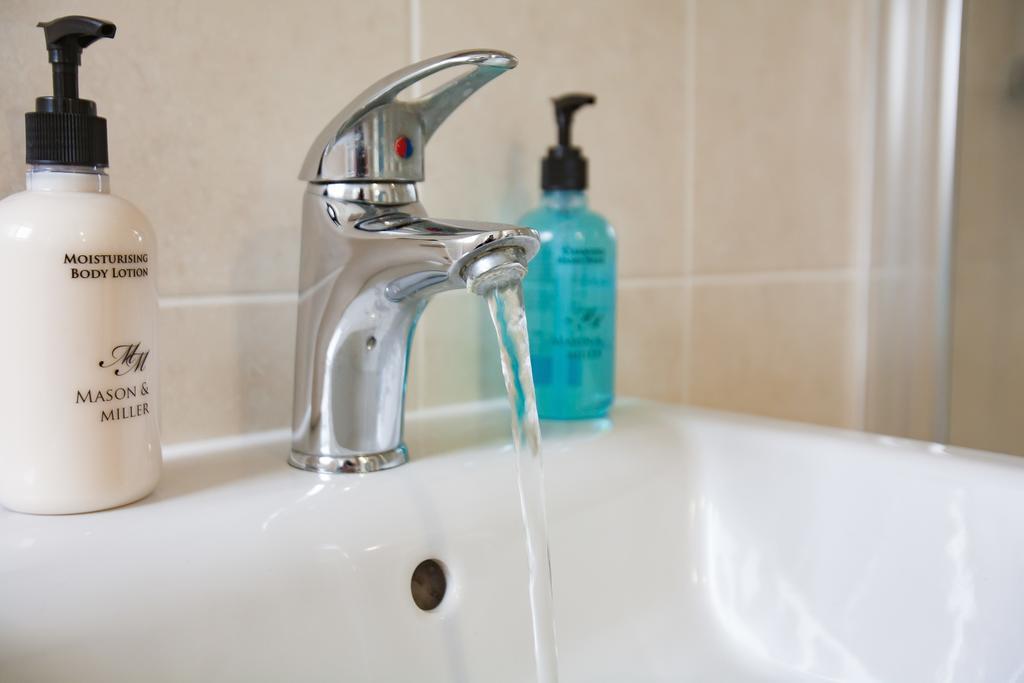 Comfortable Swindon Town Centre Apartments, Free Parking, Sleeps Up To 8 Bagian luar foto