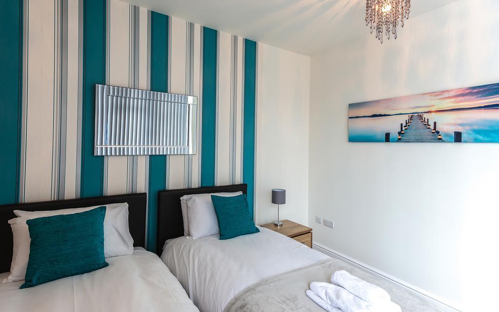 Comfortable Swindon Town Centre Apartments, Free Parking, Sleeps Up To 8 Bagian luar foto