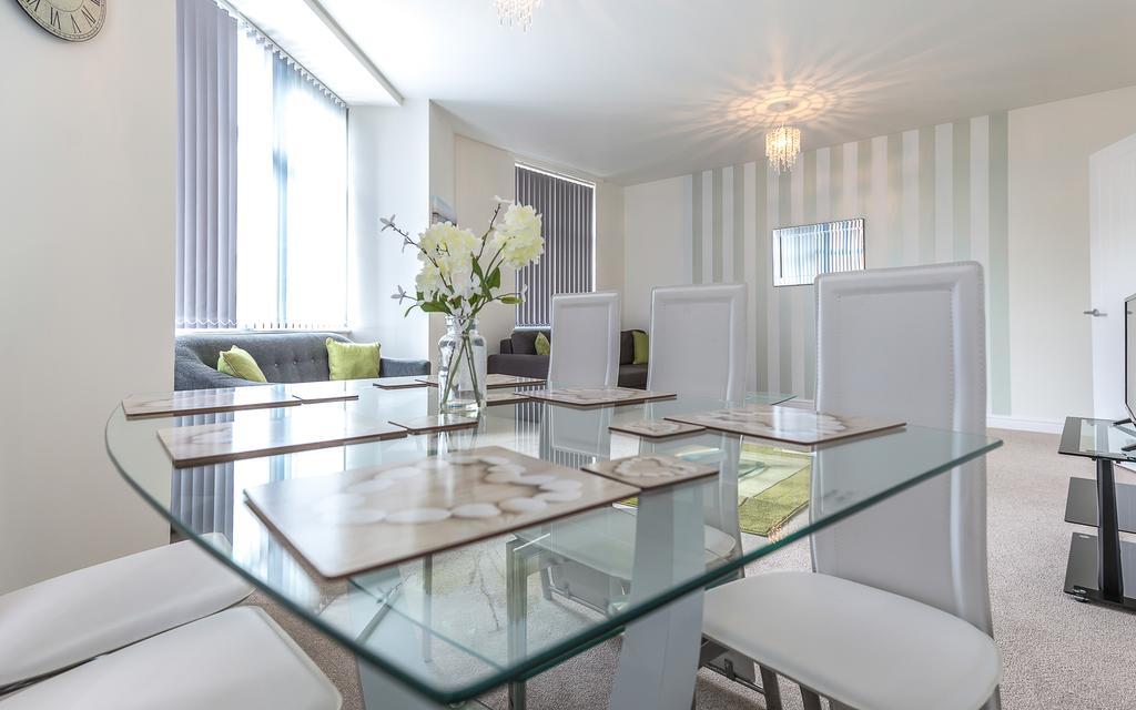 Comfortable Swindon Town Centre Apartments, Free Parking, Sleeps Up To 8 Bagian luar foto