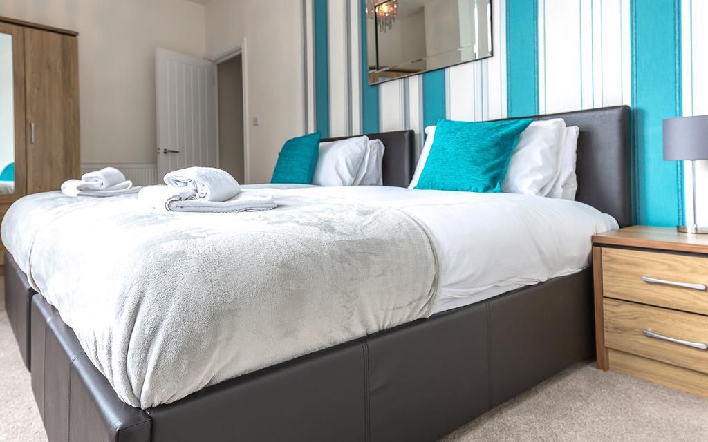 Comfortable Swindon Town Centre Apartments, Free Parking, Sleeps Up To 8 Bagian luar foto