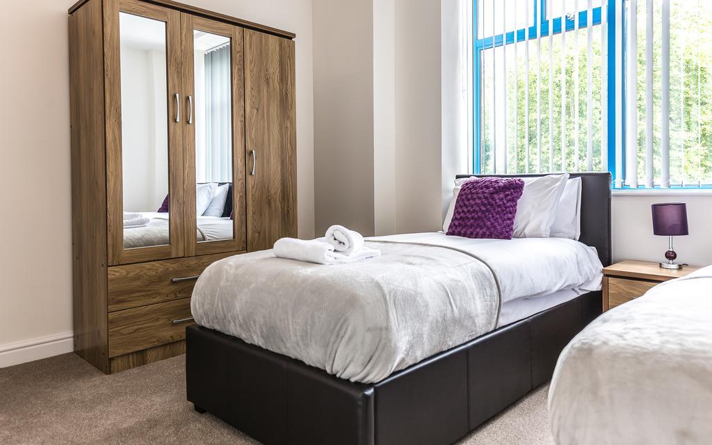 Comfortable Swindon Town Centre Apartments, Free Parking, Sleeps Up To 8 Bagian luar foto