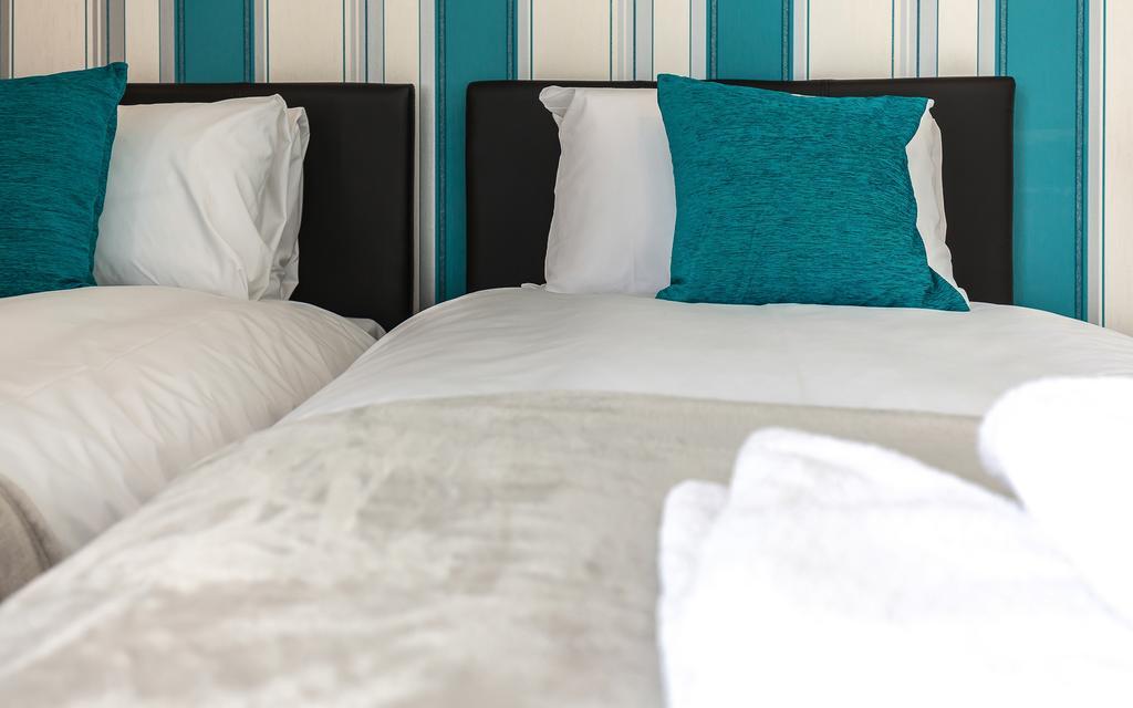 Comfortable Swindon Town Centre Apartments, Free Parking, Sleeps Up To 8 Bagian luar foto