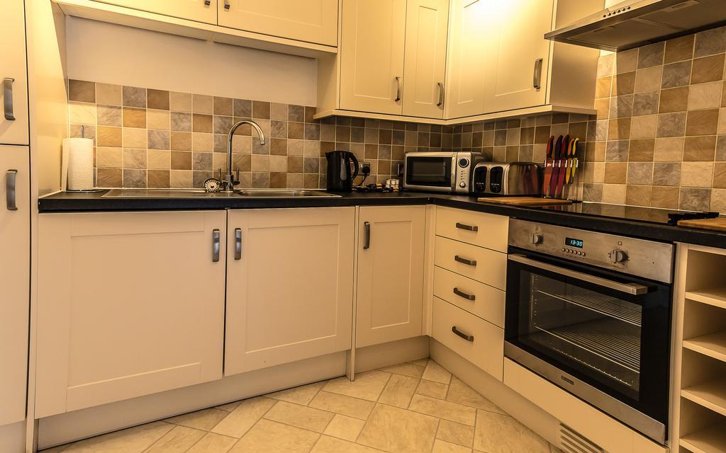 Comfortable Swindon Town Centre Apartments, Free Parking, Sleeps Up To 8 Bagian luar foto