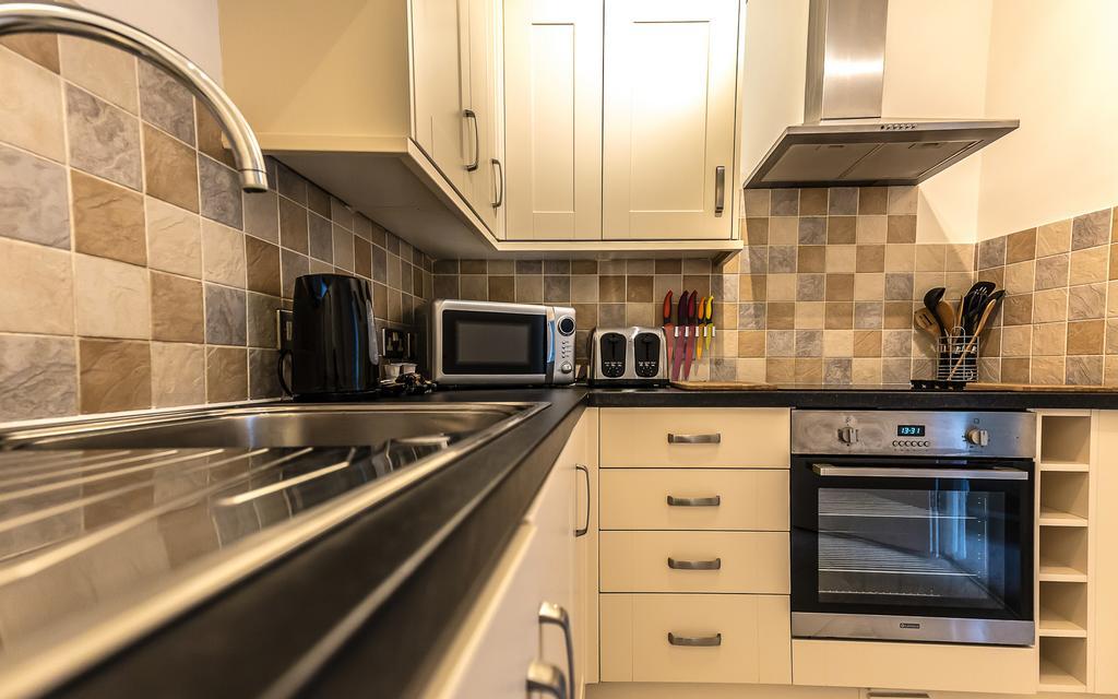 Comfortable Swindon Town Centre Apartments, Free Parking, Sleeps Up To 8 Bagian luar foto