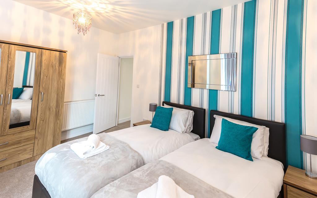 Comfortable Swindon Town Centre Apartments, Free Parking, Sleeps Up To 8 Bagian luar foto