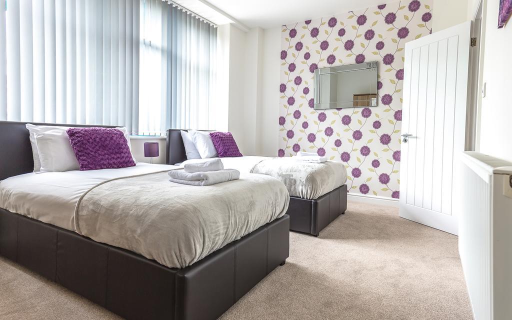 Comfortable Swindon Town Centre Apartments, Free Parking, Sleeps Up To 8 Bagian luar foto