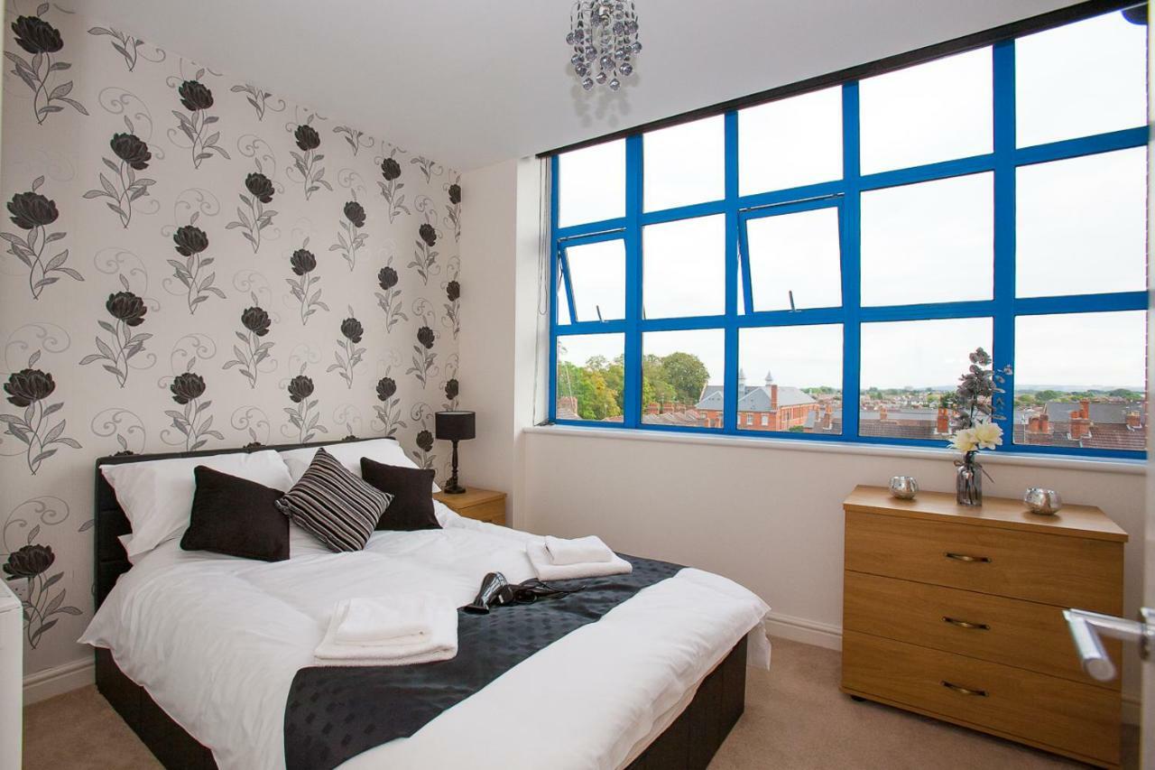 Comfortable Swindon Town Centre Apartments, Free Parking, Sleeps Up To 8 Bagian luar foto