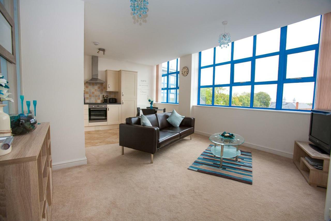Comfortable Swindon Town Centre Apartments, Free Parking, Sleeps Up To 8 Bagian luar foto
