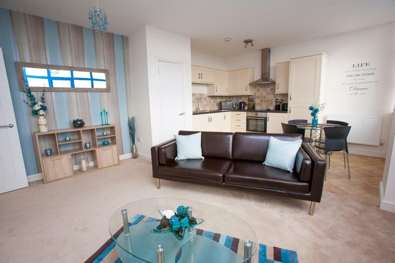 Comfortable Swindon Town Centre Apartments, Free Parking, Sleeps Up To 8 Bagian luar foto