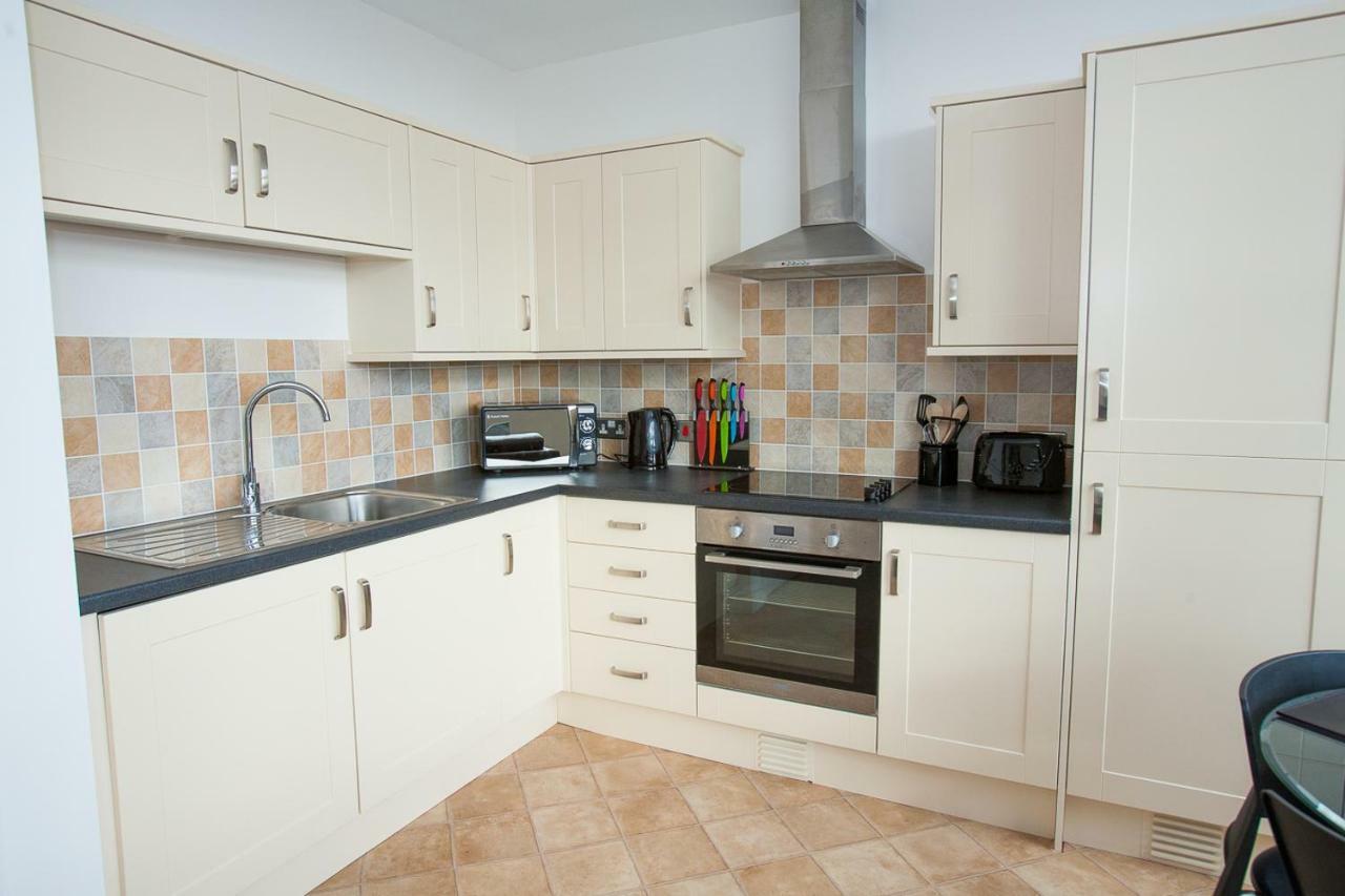 Comfortable Swindon Town Centre Apartments, Free Parking, Sleeps Up To 8 Bagian luar foto