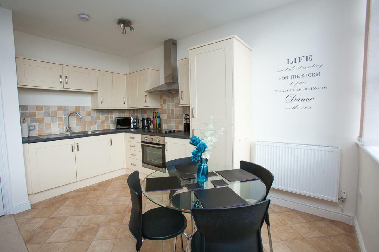 Comfortable Swindon Town Centre Apartments, Free Parking, Sleeps Up To 8 Bagian luar foto