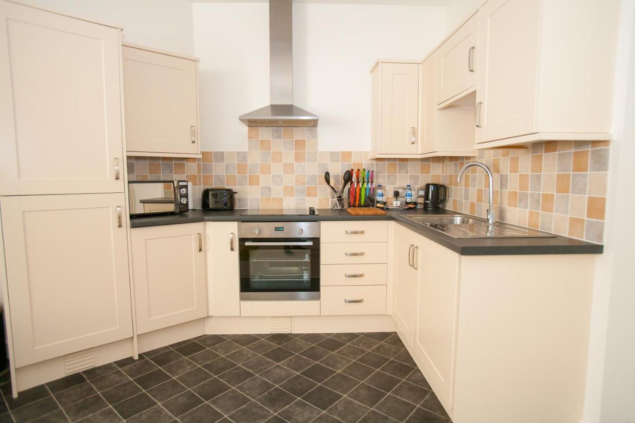 Comfortable Swindon Town Centre Apartments, Free Parking, Sleeps Up To 8 Bagian luar foto